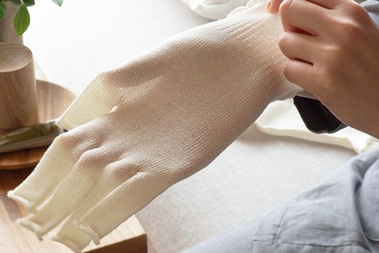 手荒れ対策：寝ながら保湿できるシルク100％就寝用オープンフィンガー手袋