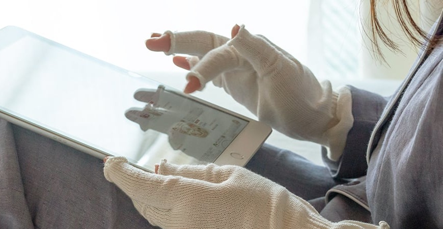 指先まで保湿できるロング設計|スマホが使えるオープンフィンガー