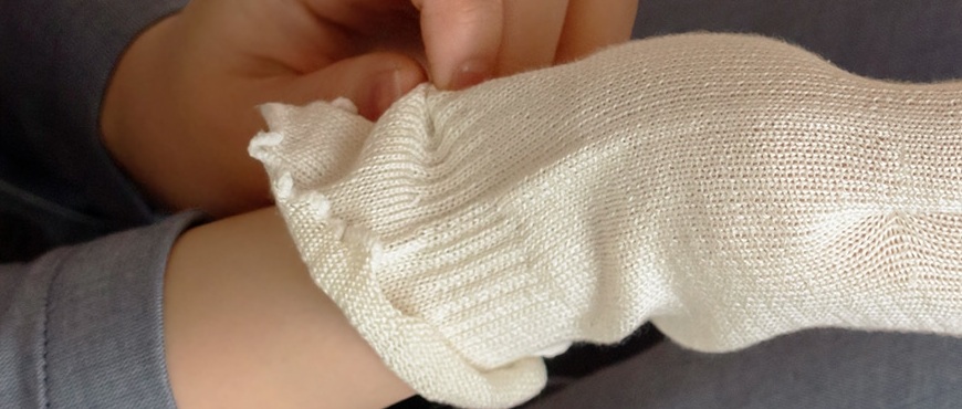 指先まで保湿できるロング設計|スマホが使えるオープンフィンガー