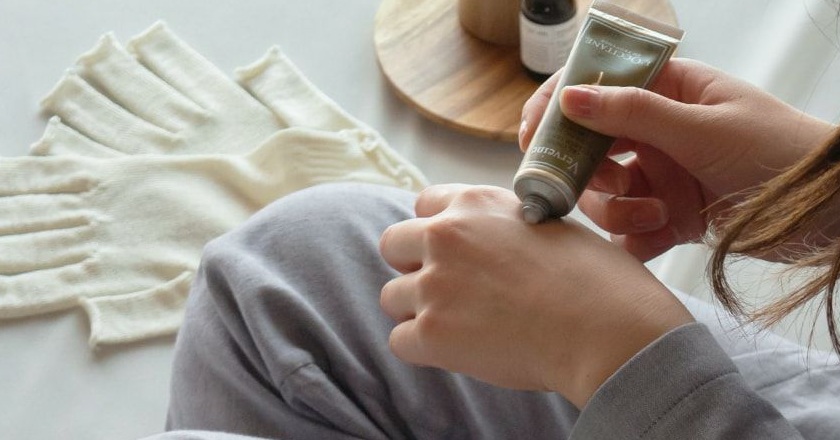 今日からできる「寝る前の手荒れケア」のやり方
