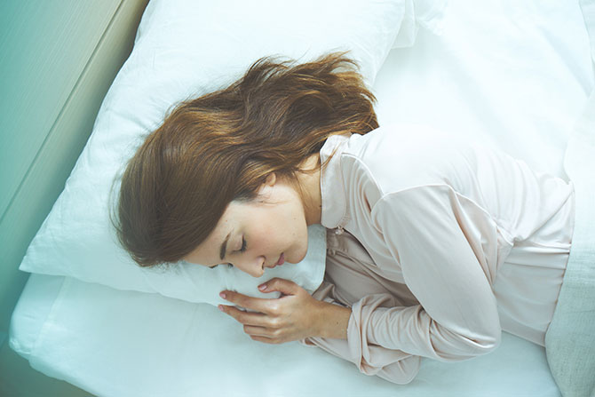 寝る時の向きはどっちが正解?右を下・左向き・仰向け…効果とメリットを徹底解説