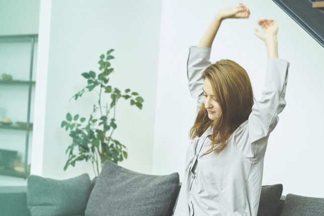 疲労回復パジャマでリラックスする様子