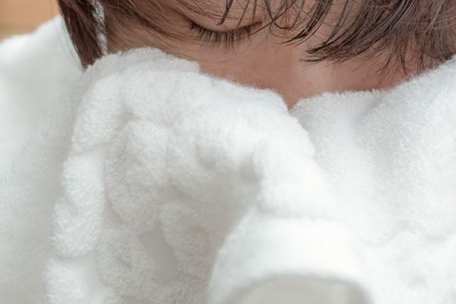 洗顔後の肌トラブルに悩む女性のイメージ