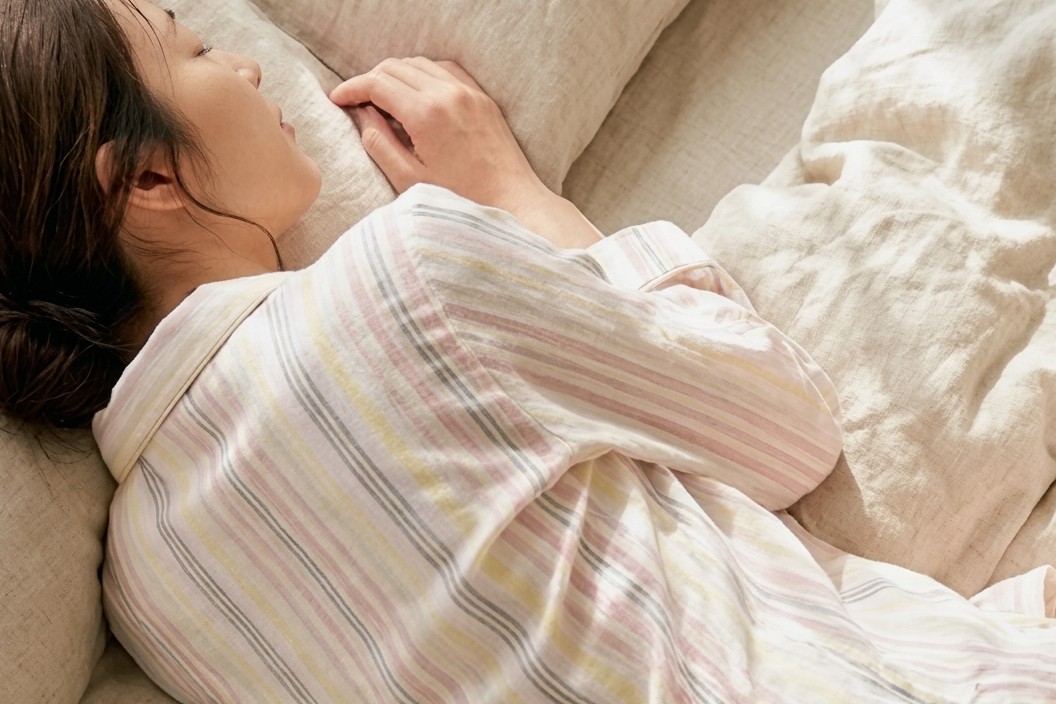 快適な厚みのパジャマでリラックスする様子