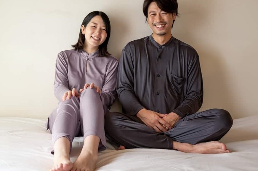 シルクニットパジャマで贅沢な目覚めを迎える朝
