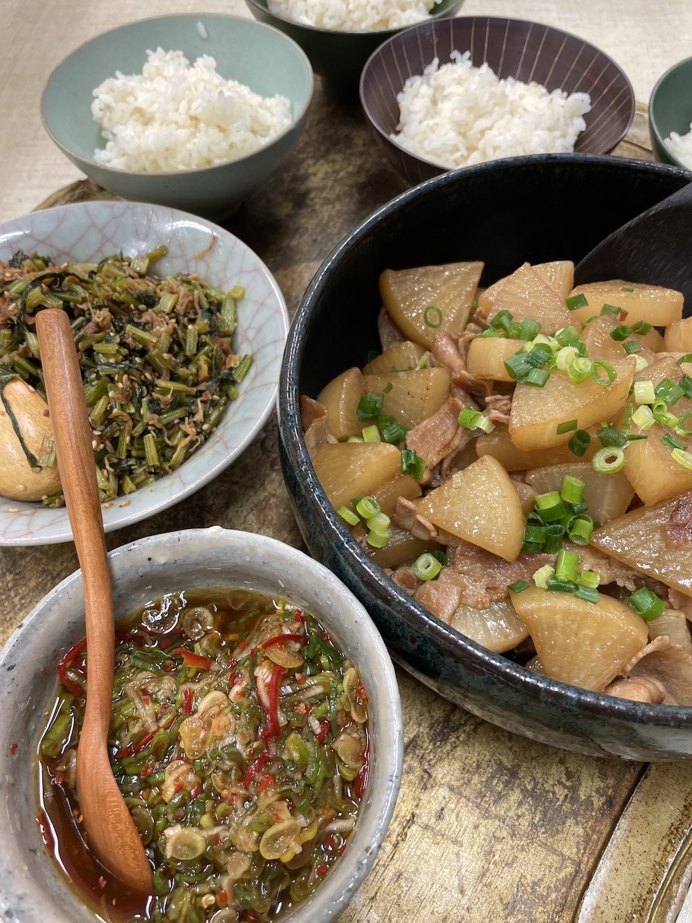 味のしみ込んだ大根と、お知り合いからいただいたネギの和え物でご飯が止まらないお夕飯