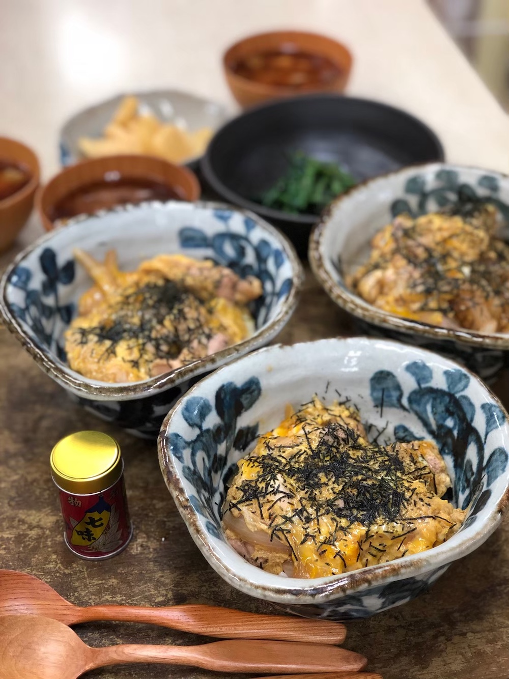 2020年秋冬　親子丼。社長のお味噌汁も熱々で美味しい