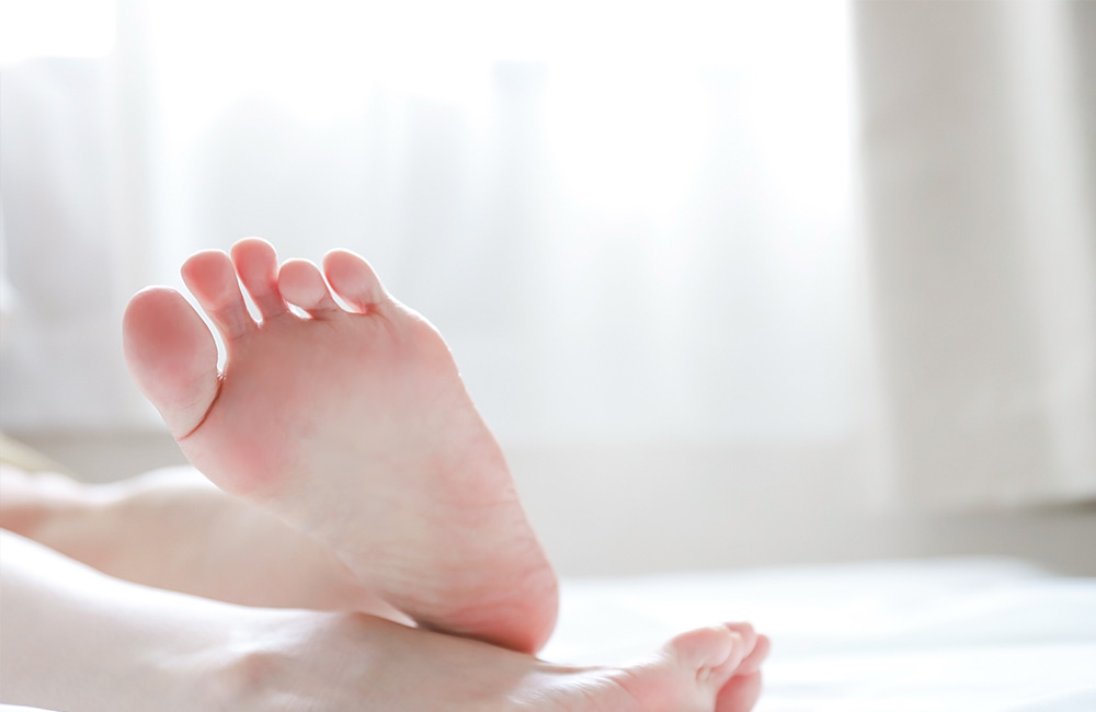 足裏　ツボ　足裏を温めると身体の冷えや自立神経のバランスに効果