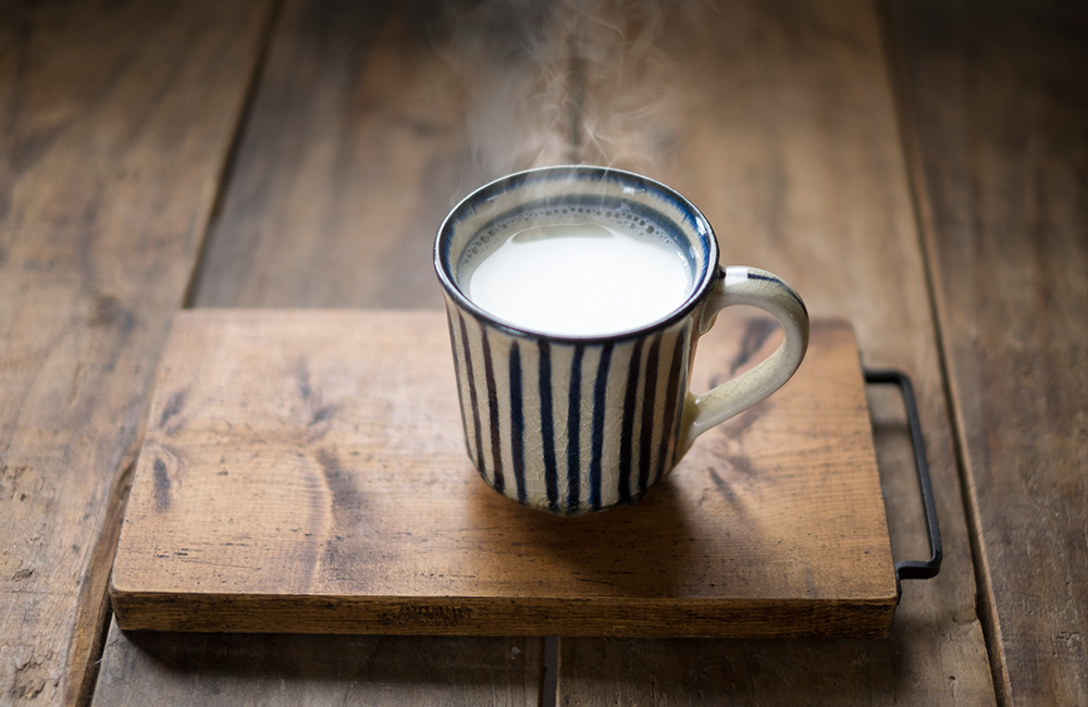 寝る前の飲食に注意　ホットミルク　カフェインを含まない温かい飲み物