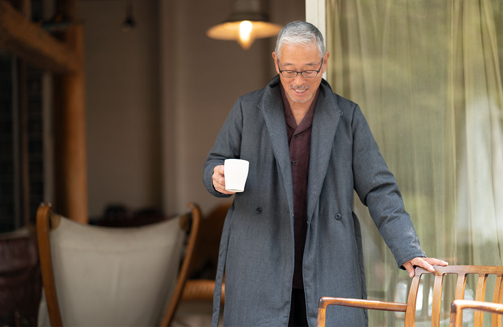 寒い冬にはガウンを羽織りゆったりした時間を