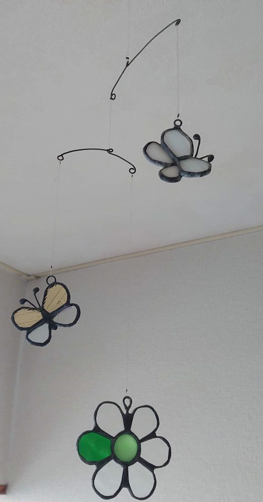 染谷雅子のガラス作品「モビール　花と蝶」