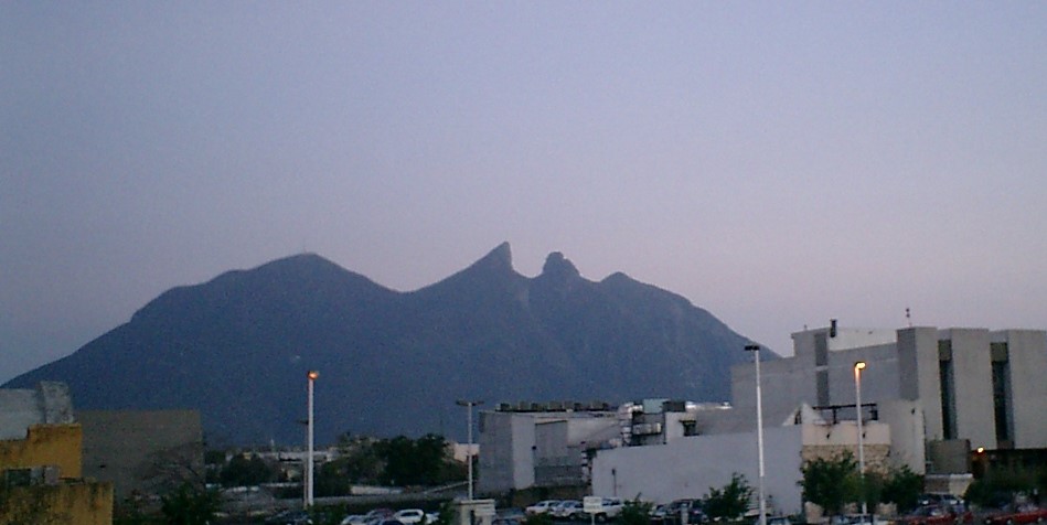 シエラマドレ山脈を望む土地で、街の象徴ともなっている、山頂が鞍のような形になっている特徴的な山、Cerro de la Silla(セロ・デ・ラ・シジャ)
