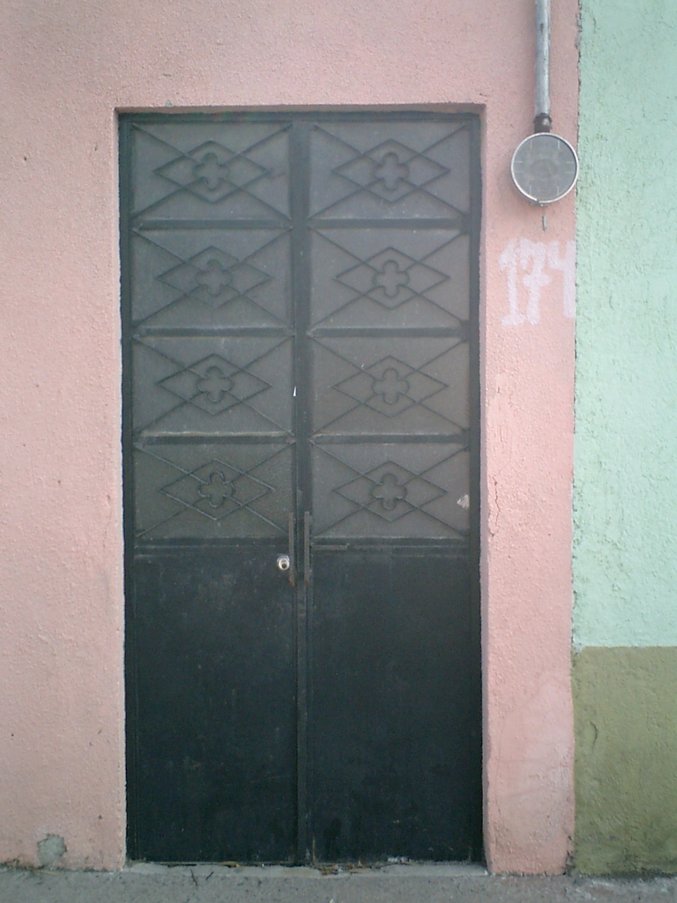 メキシコの装飾が入った黒い玄関扉
