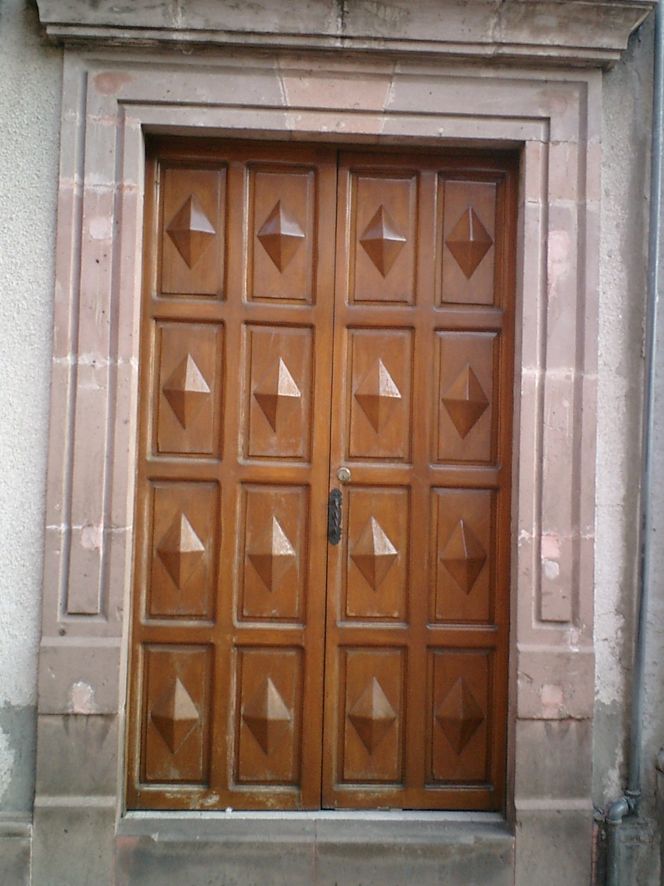 メキシコの菱形の装飾が入った茶色い玄関扉
