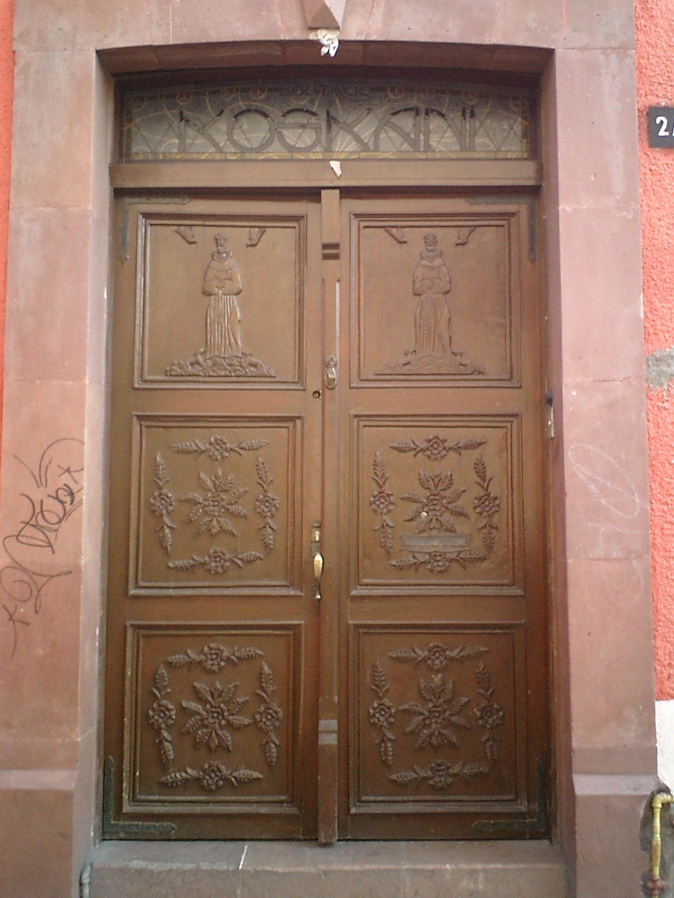 メキシコの装飾が入った茶色の扉