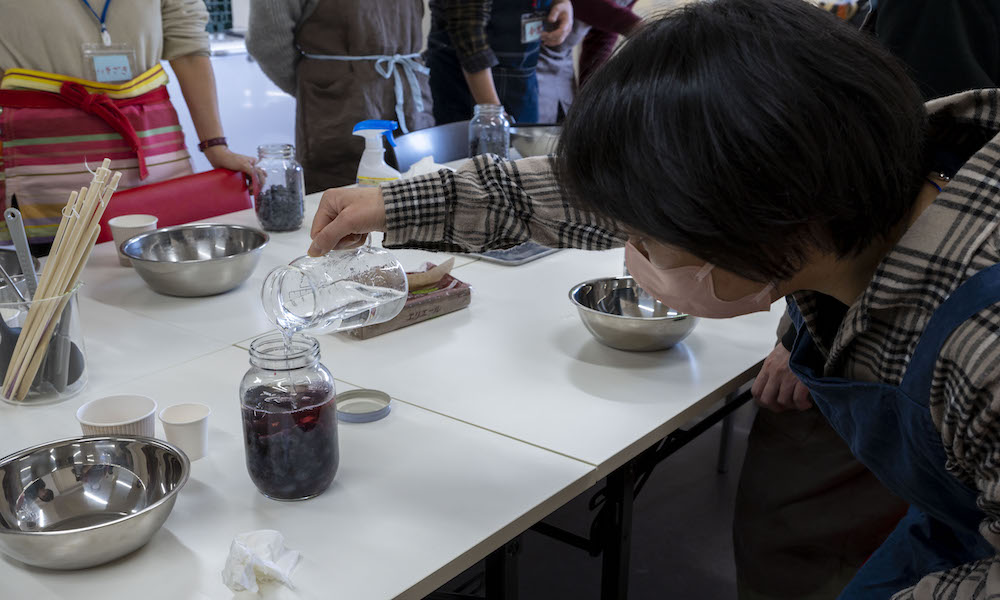 ブルーベリーが入った瓶に材料を入れていく様子