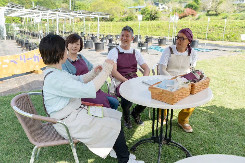 株式会社さがみこファームと株式会社フレックスのスタッフによるライブ配信の対談風景