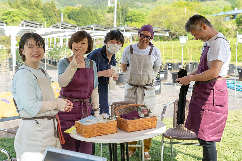 株式会社フレックスのスタッフと株式会社さがみこベリーガーデンのスタッフが笑顔でカメラを見る様子