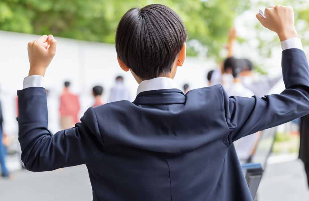 受験は長期戦！入試に向けて気合を入れ、ガッツポーズをする受験生