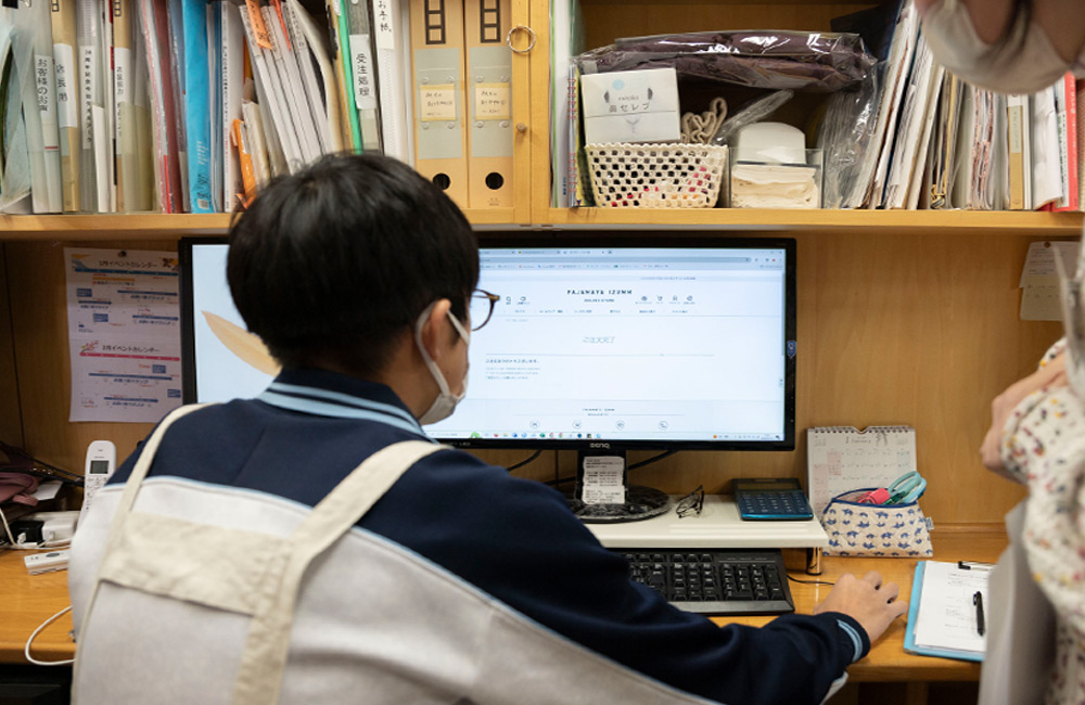 職場体験　お客様の目線になりお世話になった人へプレゼントの注文体験をする中学生