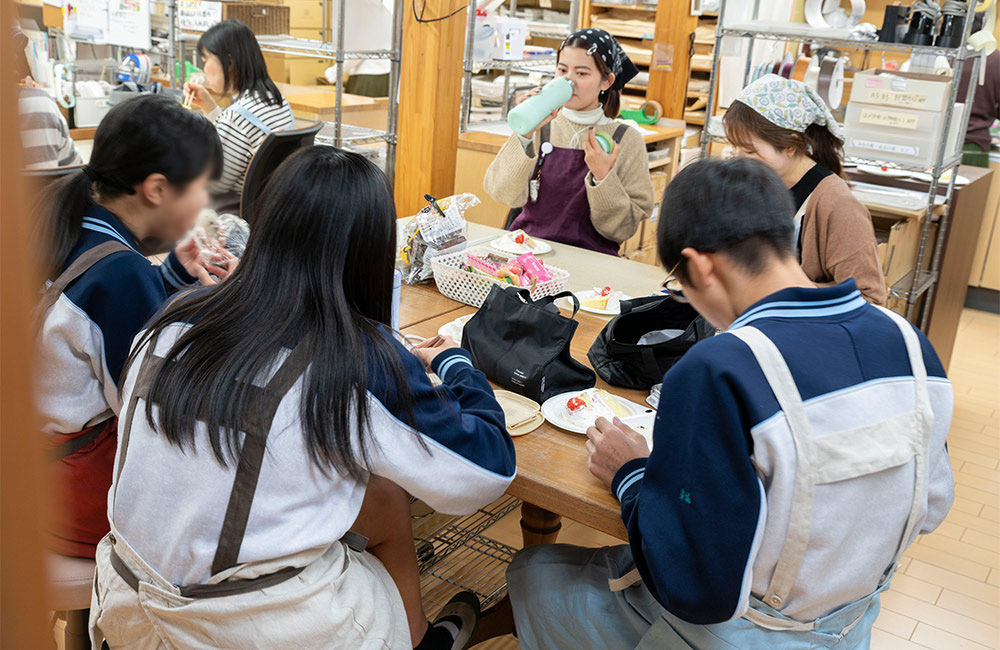 お昼休憩　株式会社フレックスのスタッフと一緒に昼食を取る学生