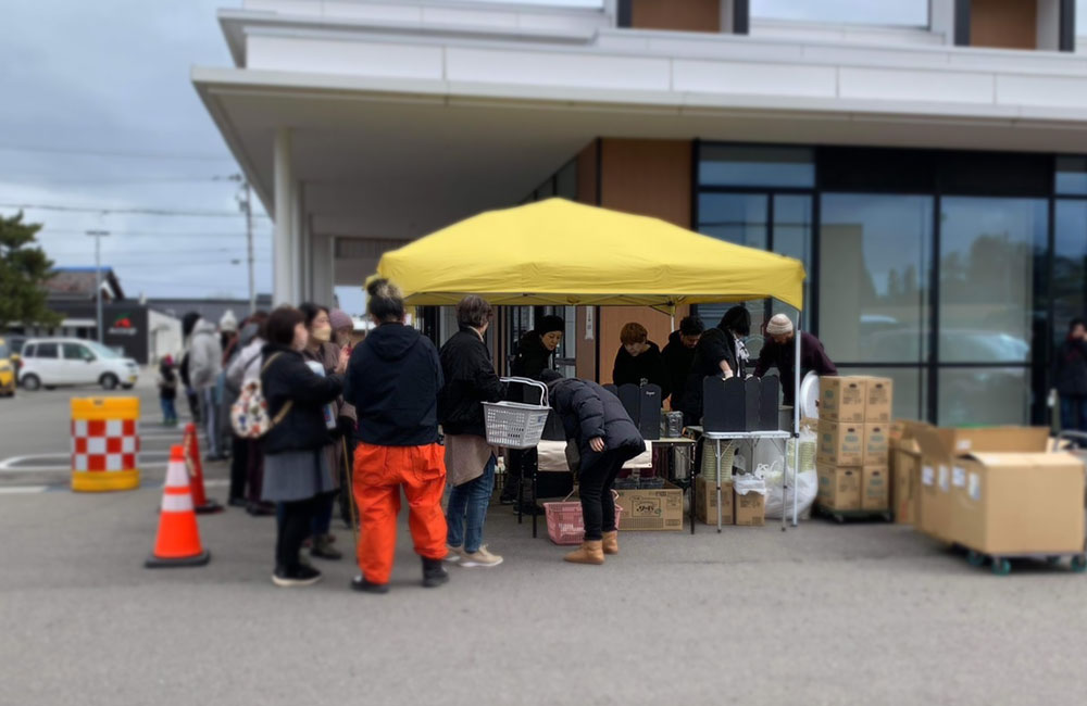 石川県かほく市で活動されている「能登とととプロジェクト」様と支援物資を受け取る松波地区のみなさま