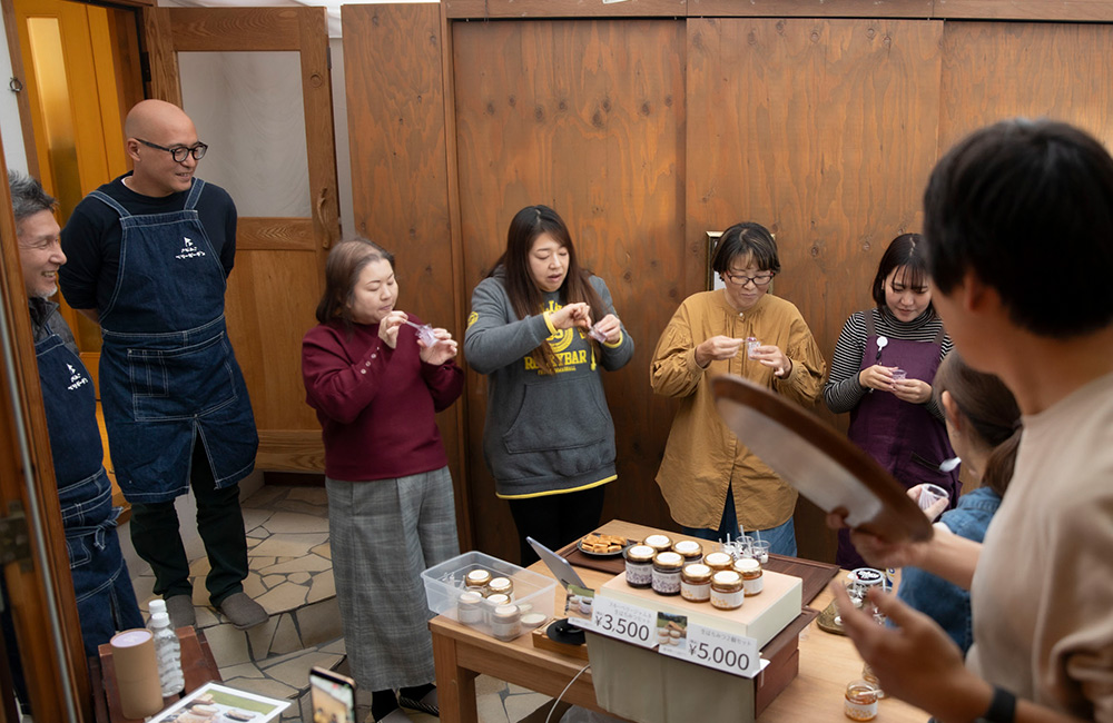 パジャマ屋のスタッフたちを交えて大試食会