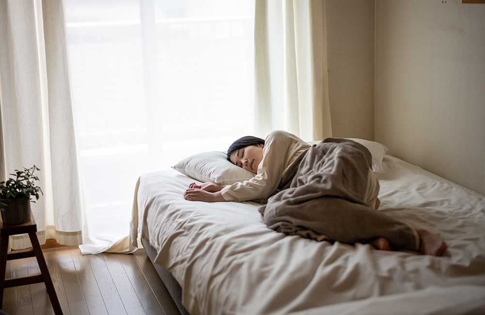 パジャマ屋IZUMM 寝ている女性のイメージ　２０２６年春に本格始動する「眠り事業」に向けて、私に課されているミッションは２つ 眠りに関する資格