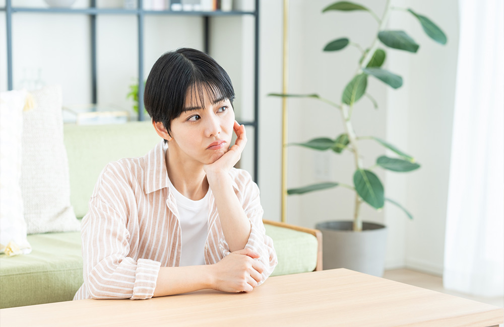 悩む女性
