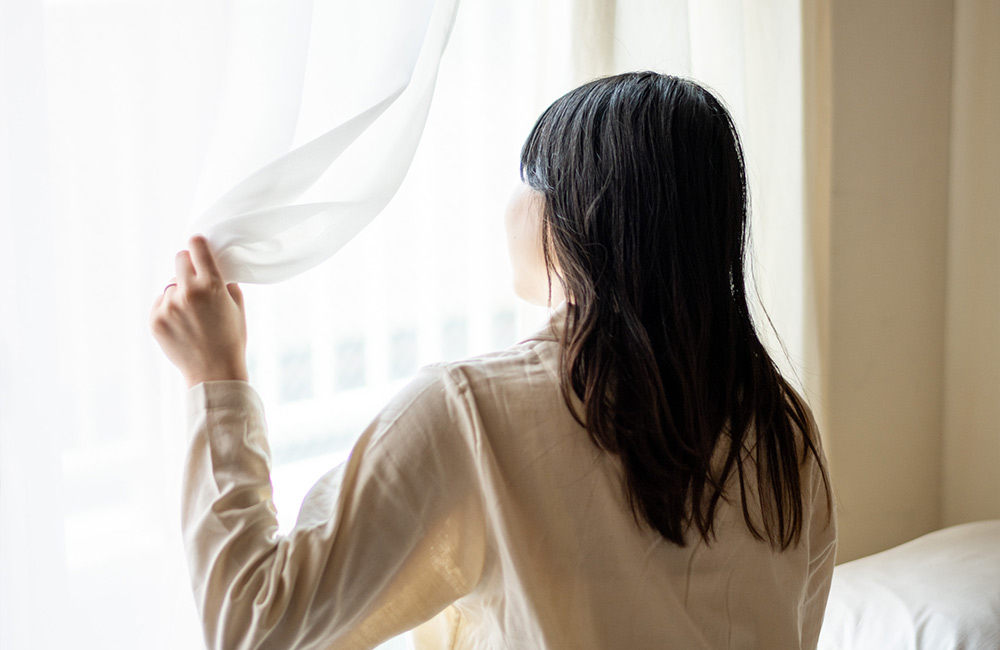 朝を迎える女性　パジャマ屋IZUMM ストレッチ２重ガーゼ ノビーゼ®︎ ”UNO” 長袖レディースパジャマ