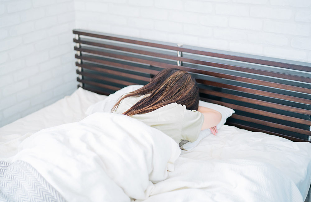 夜間熱中症　睡眠時　寝苦しい　女性　