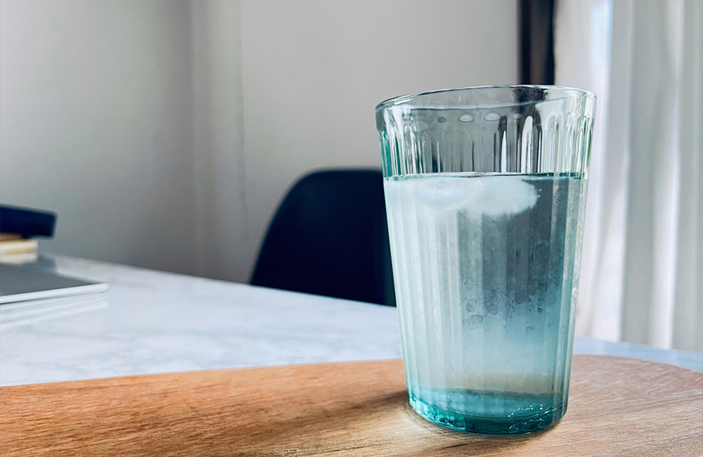 夜間熱中症　寝る前にコップ１杯の水　水分