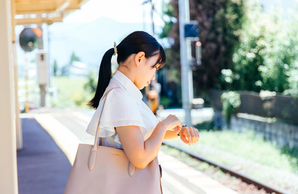 夏　電車移動する女性
