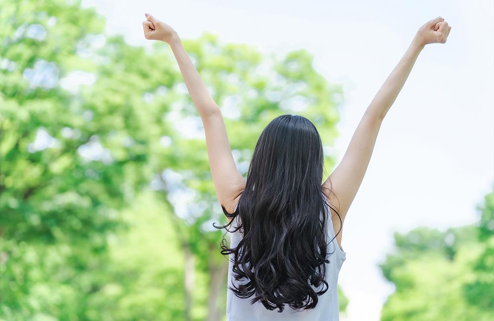 夏を健康的に過ごしてご機嫌な女性