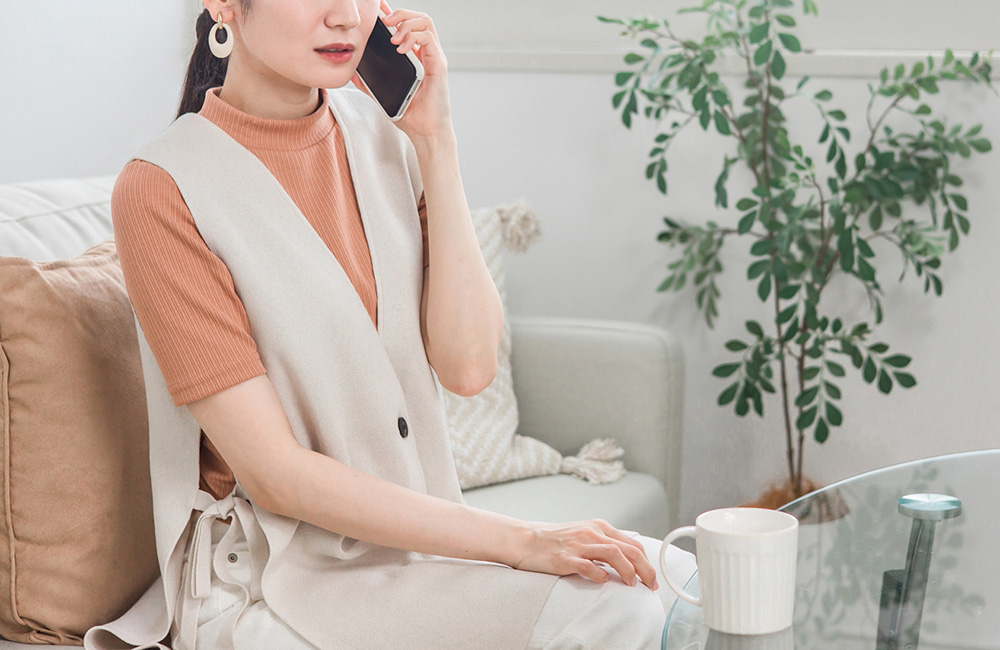 産後のママにお疲れ様を　電話する女性　出産お疲れ様