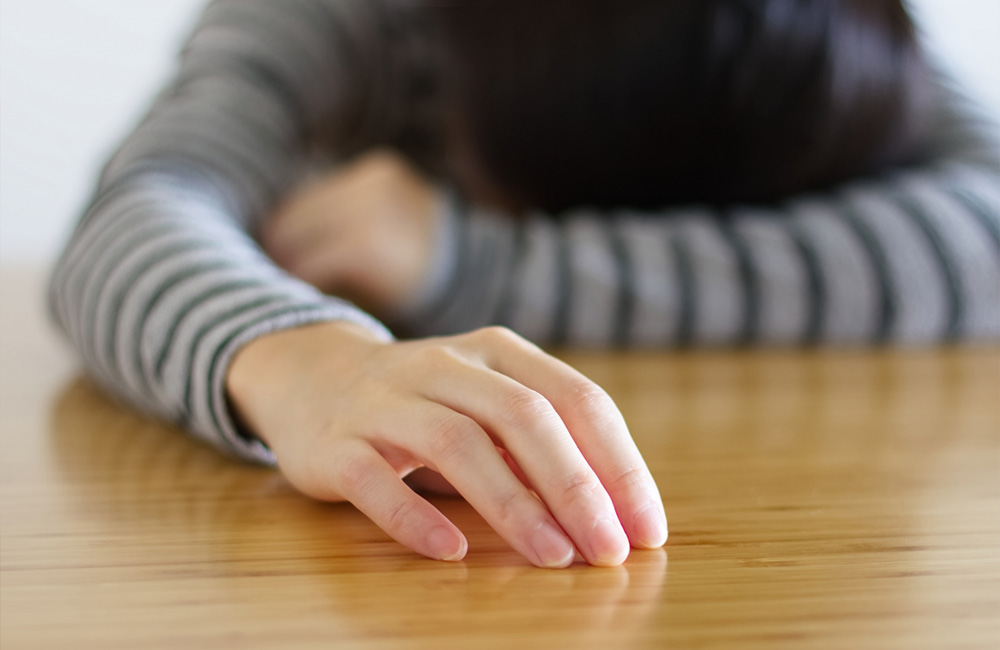 産後のママにお疲れ様を　自分のことが後回しになるママ　机に突っ伏す女性