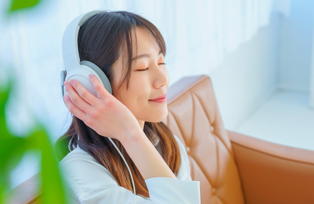 音楽を聴く女性