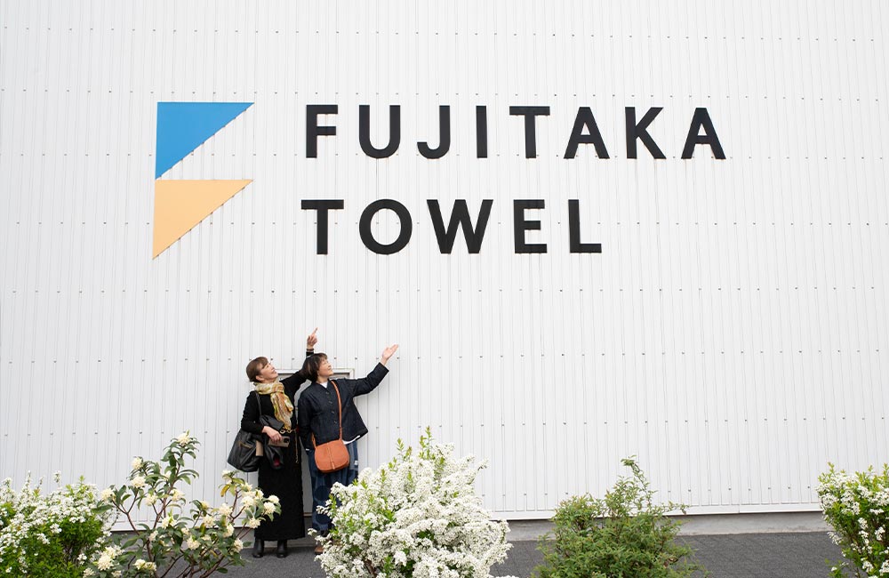 (株)藤高さんの本社に足を運んだパジャマ屋IZUMMのいずみ社長とスタッフまきこ