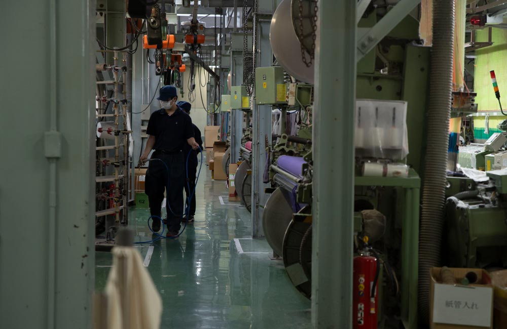 (株)藤高さんの工場内の様子 タオル織機が並ぶ