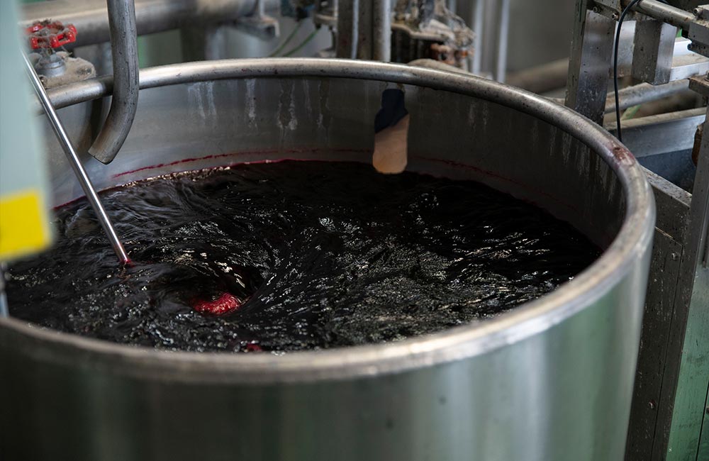 (株)藤高さんの機械で糸が染め上げられる様子