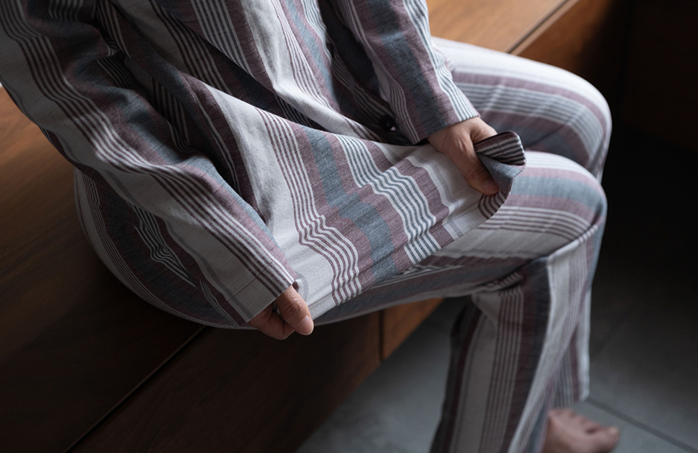 パジャマ屋IZUMM 伸びるガーゼ ノビーゼ®︎ を伸ばしている様子