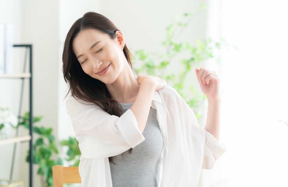 肩を回す女性