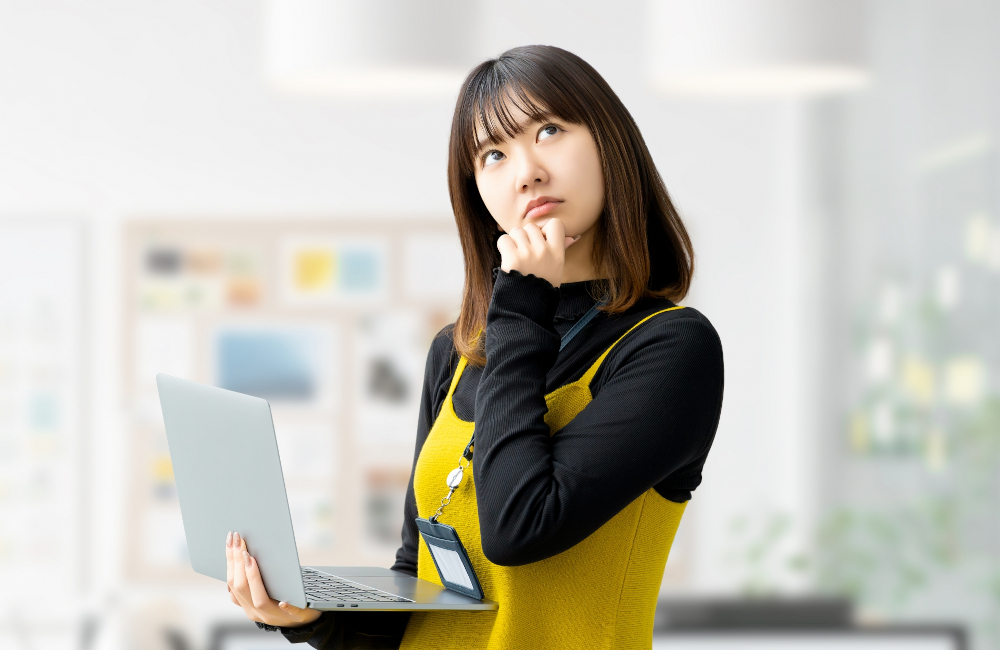 考える女性