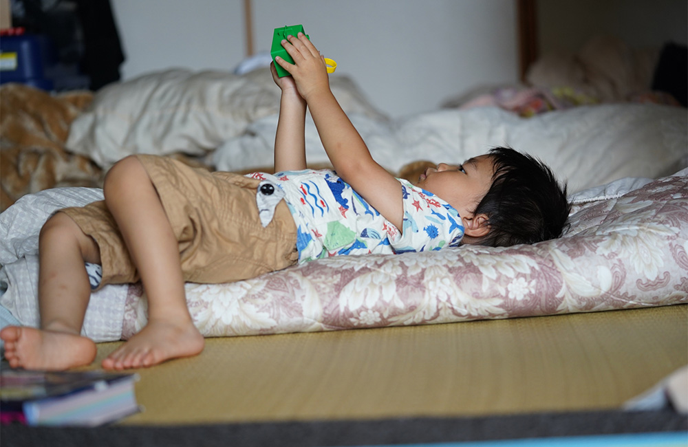 寝返り　こども　和室　布団