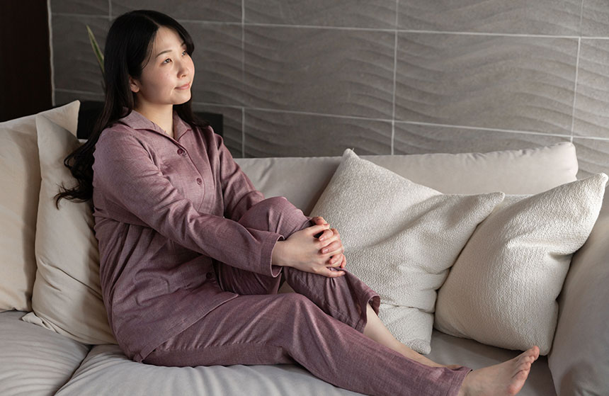 ノビーゼを着てソファでくつろぐ女性